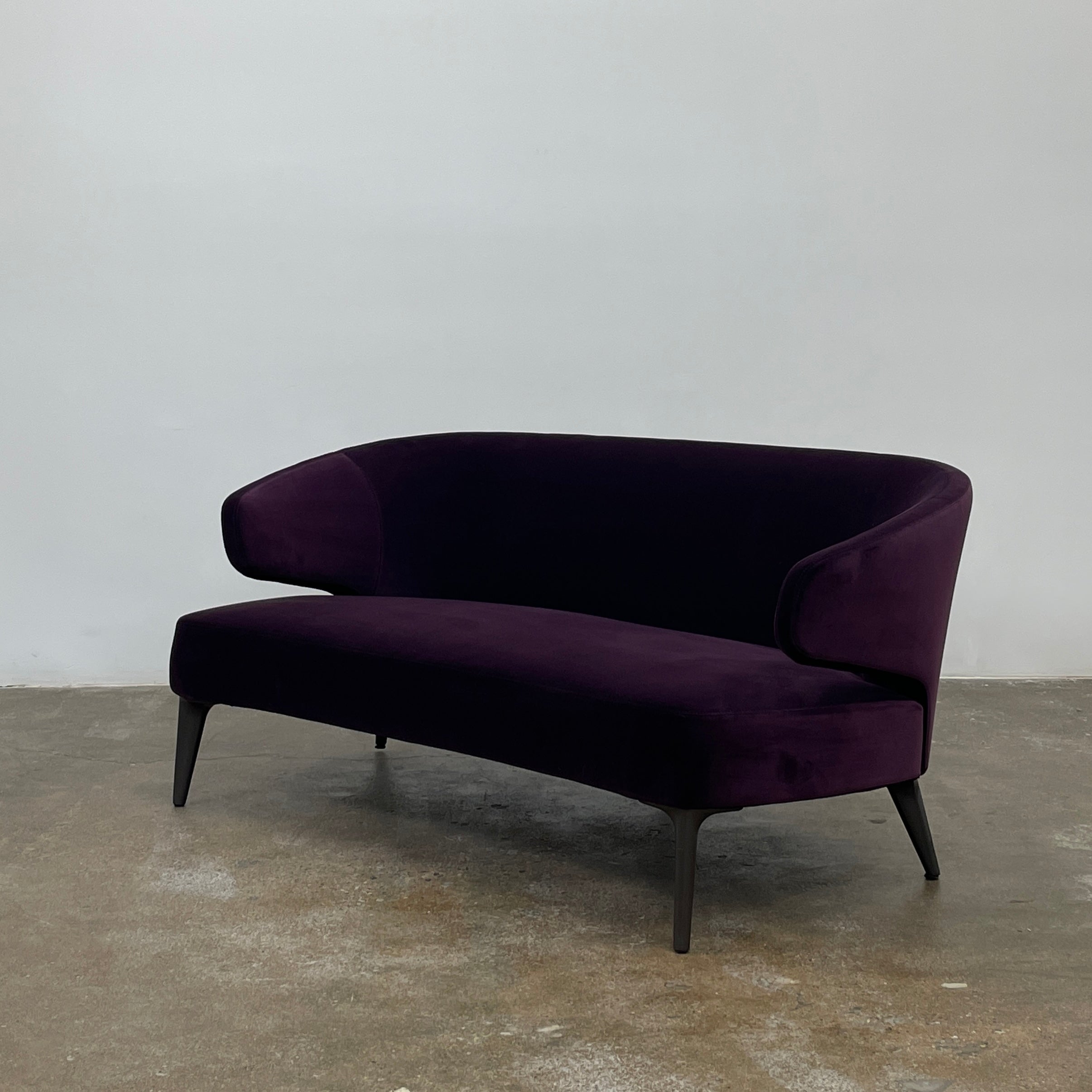 Canapé Minotti Aston en velours aubergine