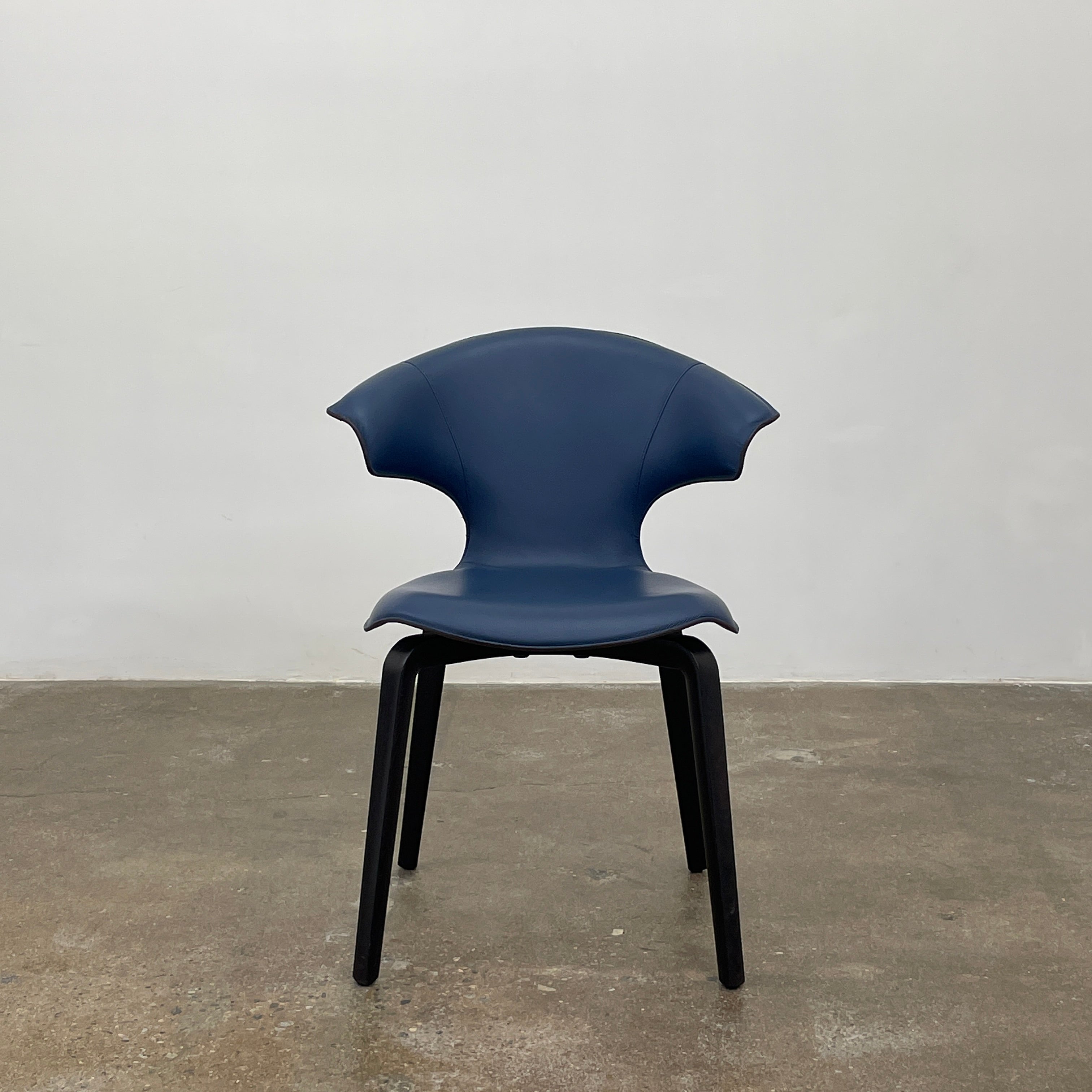 Petit fauteuil bleu Montera de Poltrona Frau