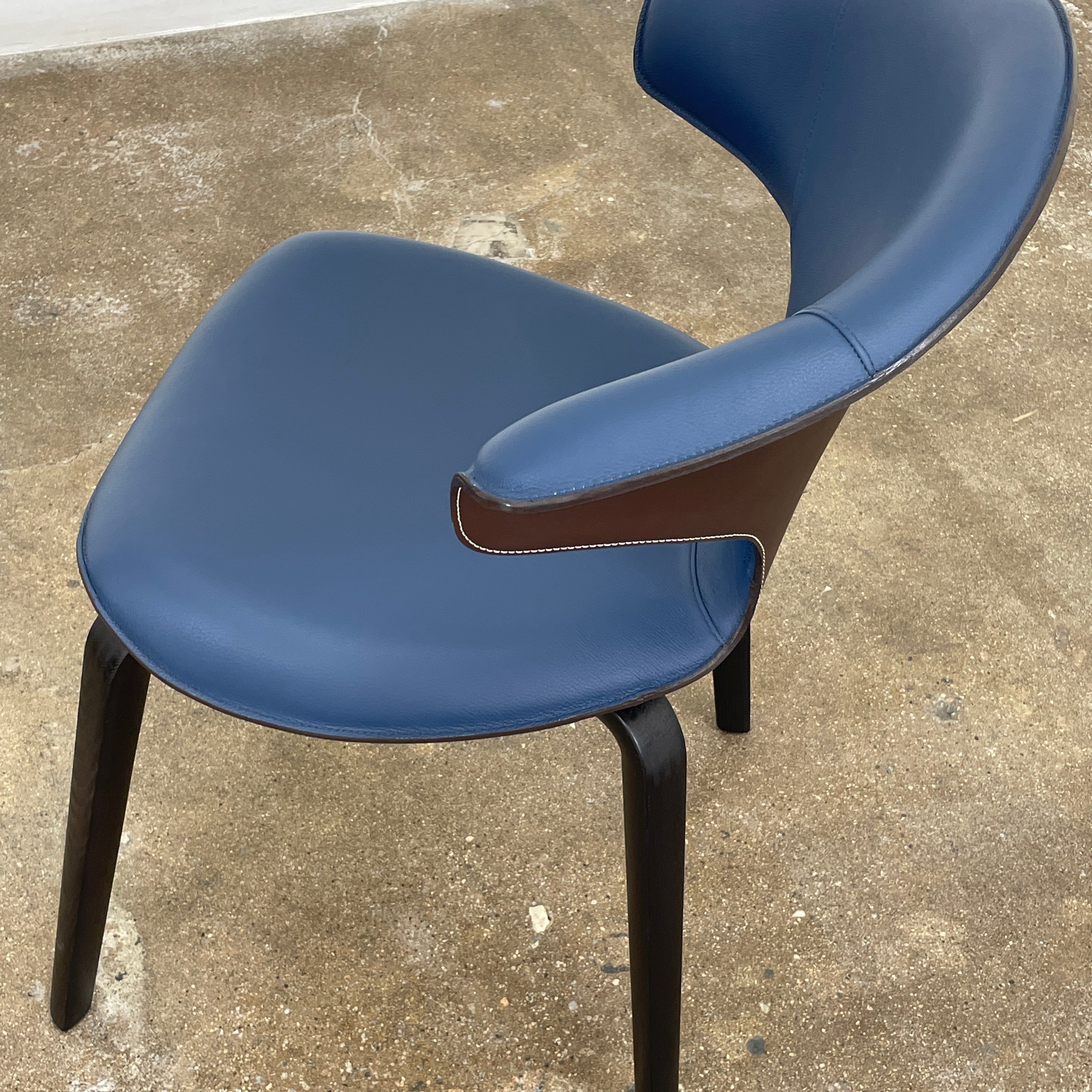 Petit fauteuil bleu Montera de Poltrona Frau
