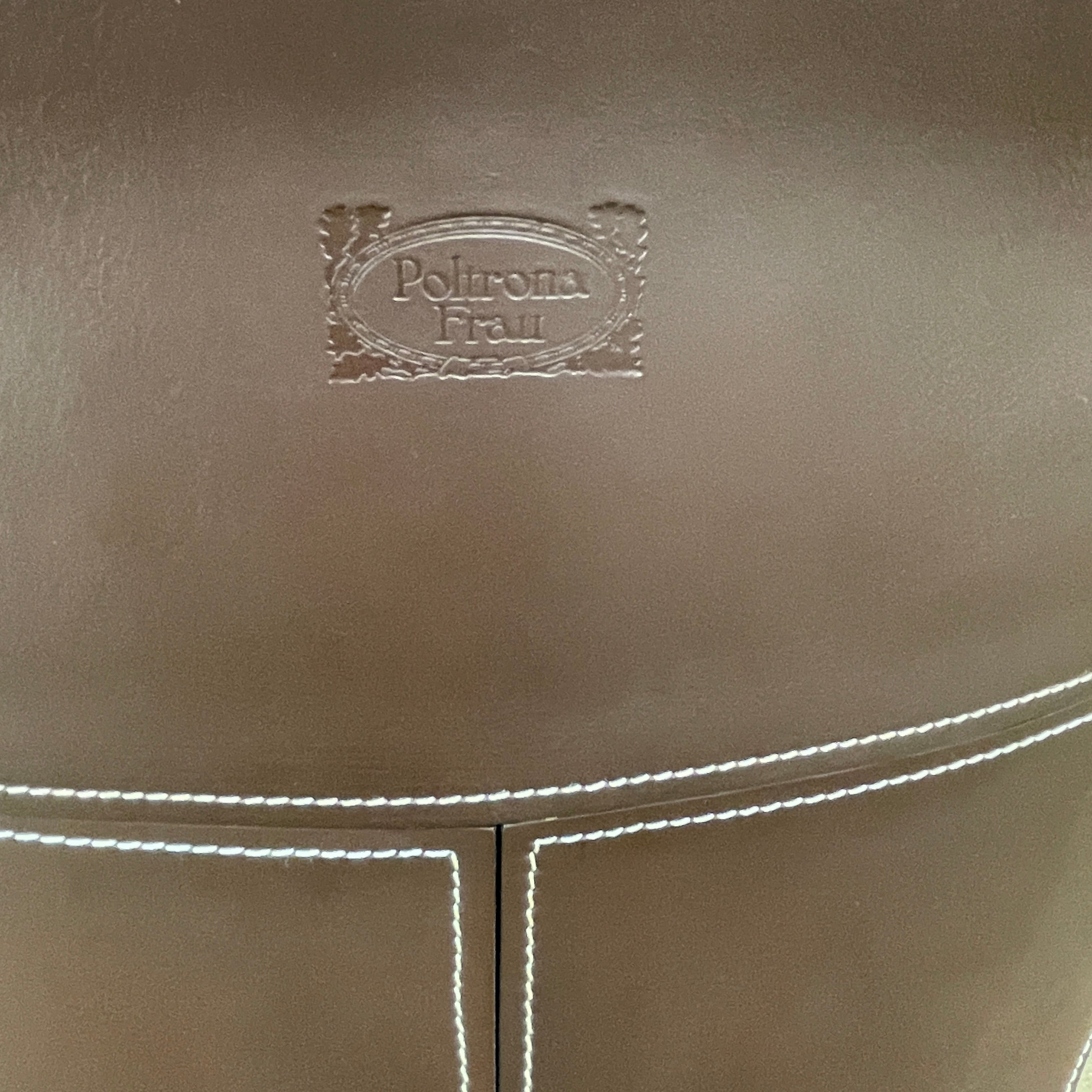 Petit fauteuil bleu Montera de Poltrona Frau