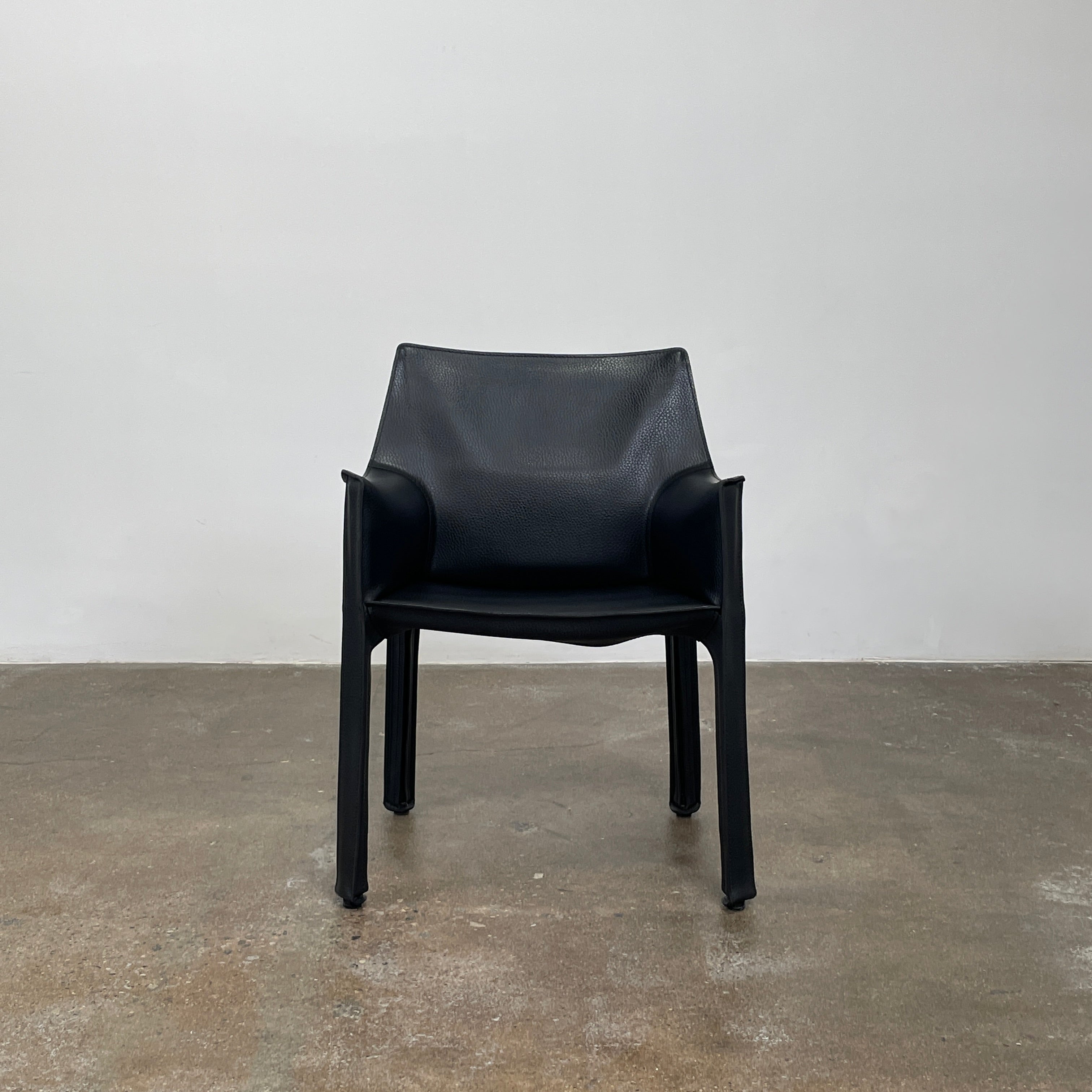 Fauteuil Cassina Cab 413 en noir