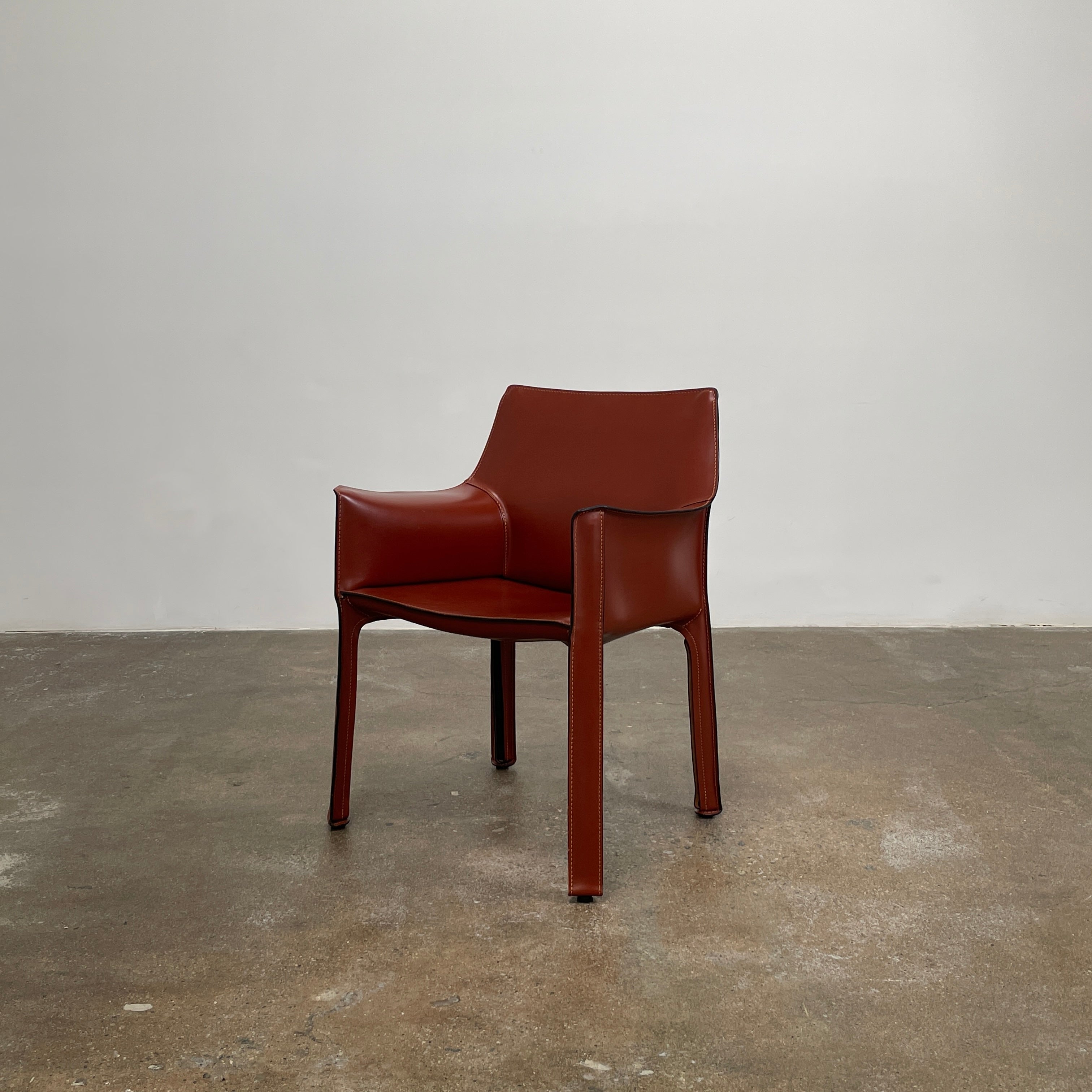 Fauteuil Cassina Cab 413 en cuir rouge