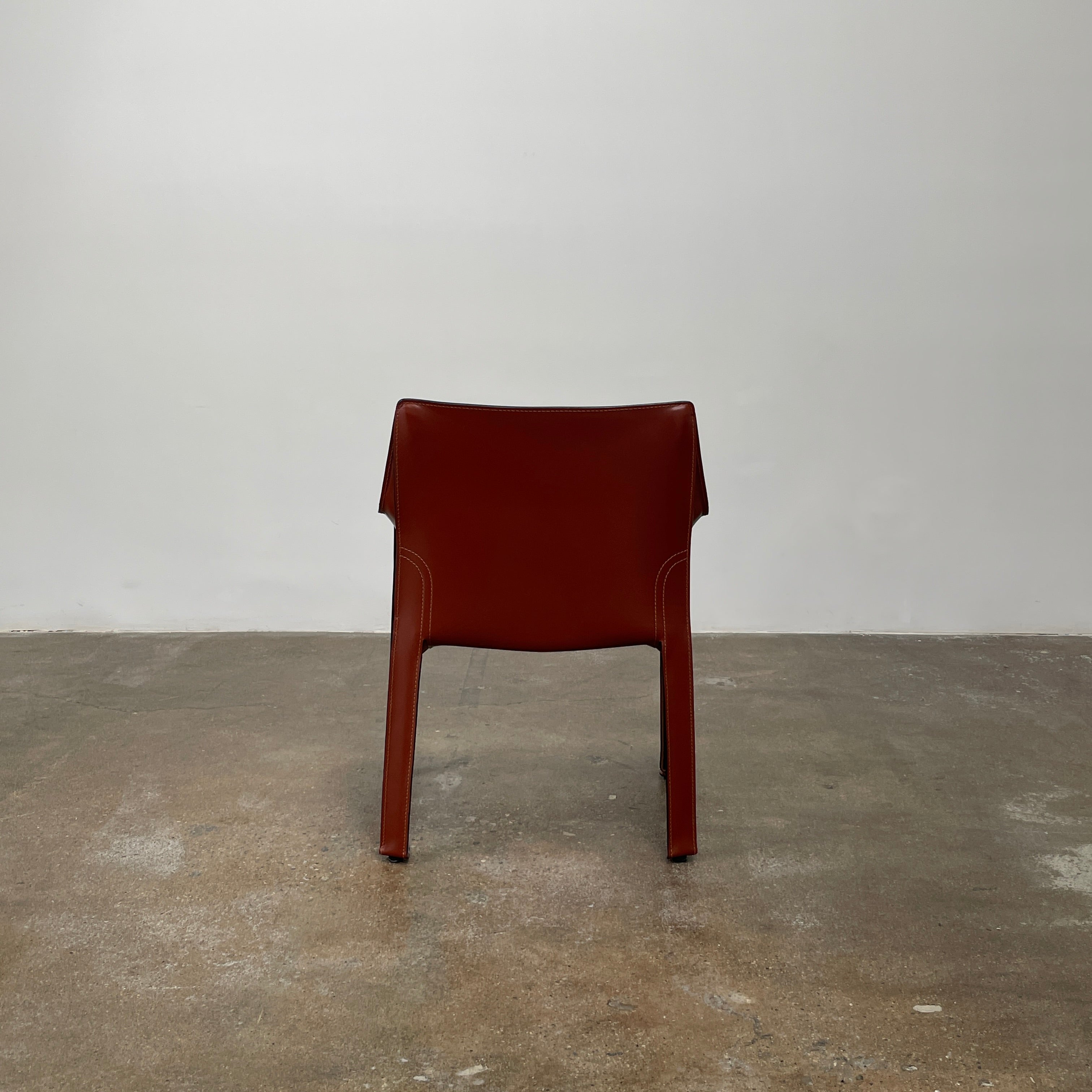 Fauteuil Cassina Cab 413 en cuir rouge