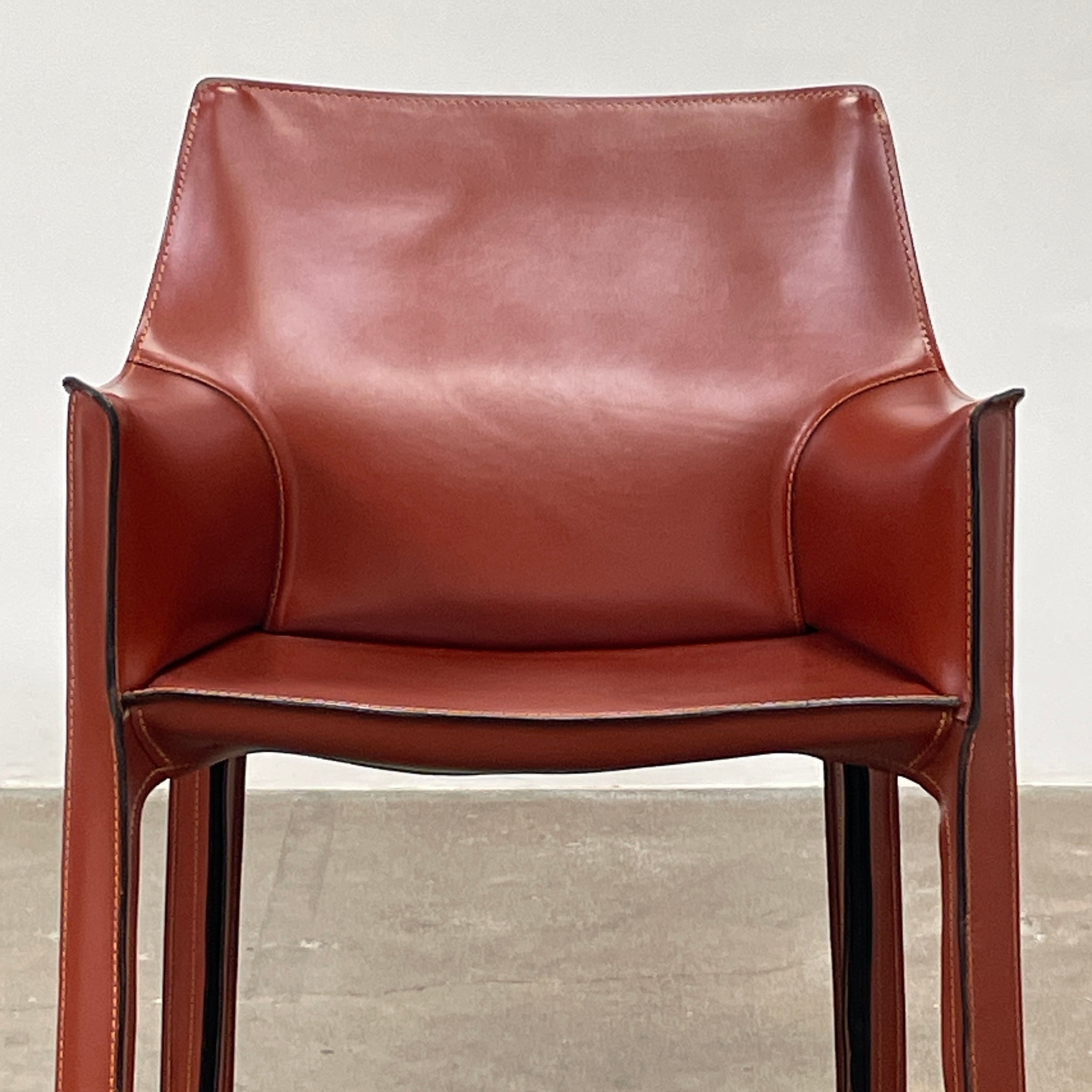 Fauteuil Cassina Cab 413 en cuir rouge