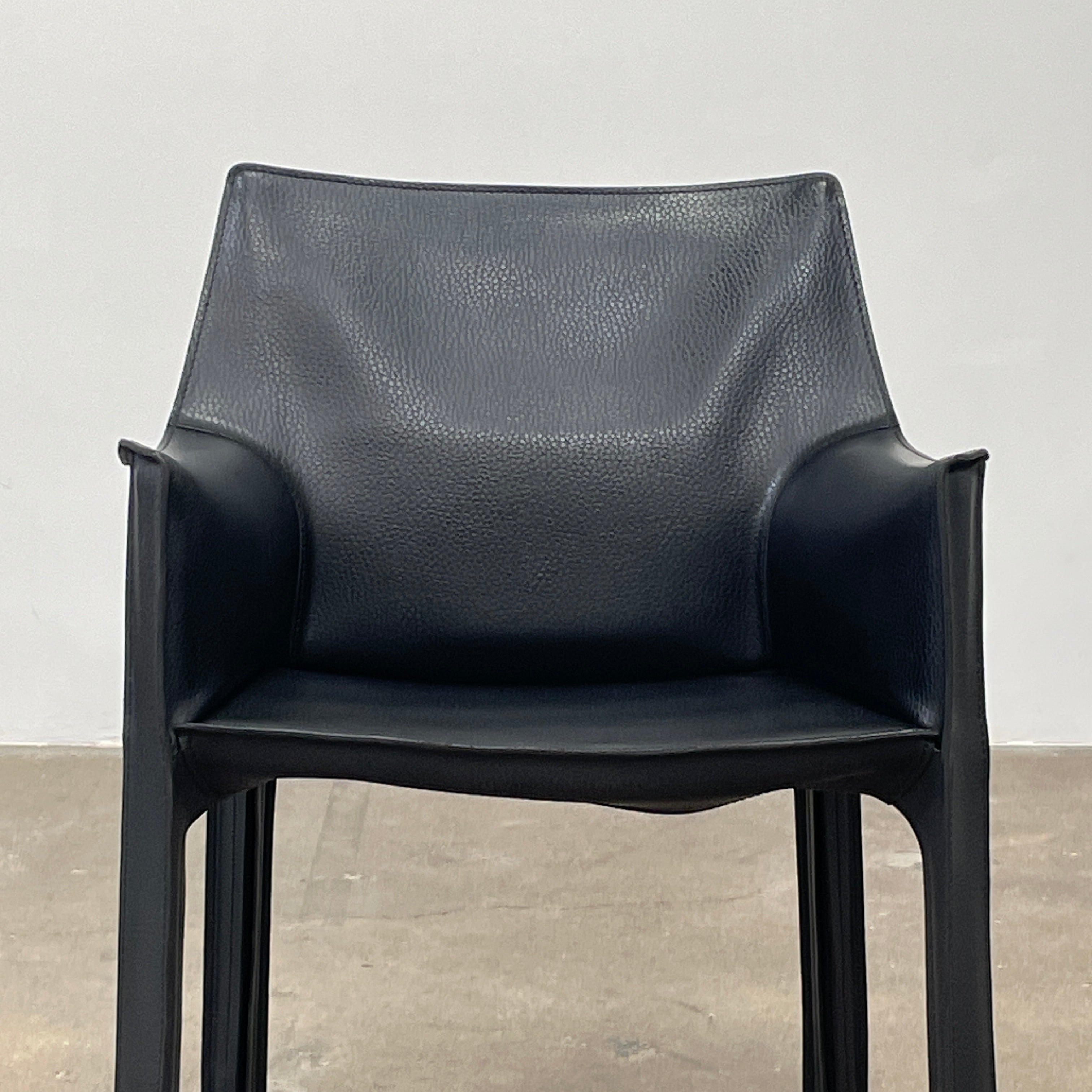 Fauteuil Cassina Cab 413 en noir