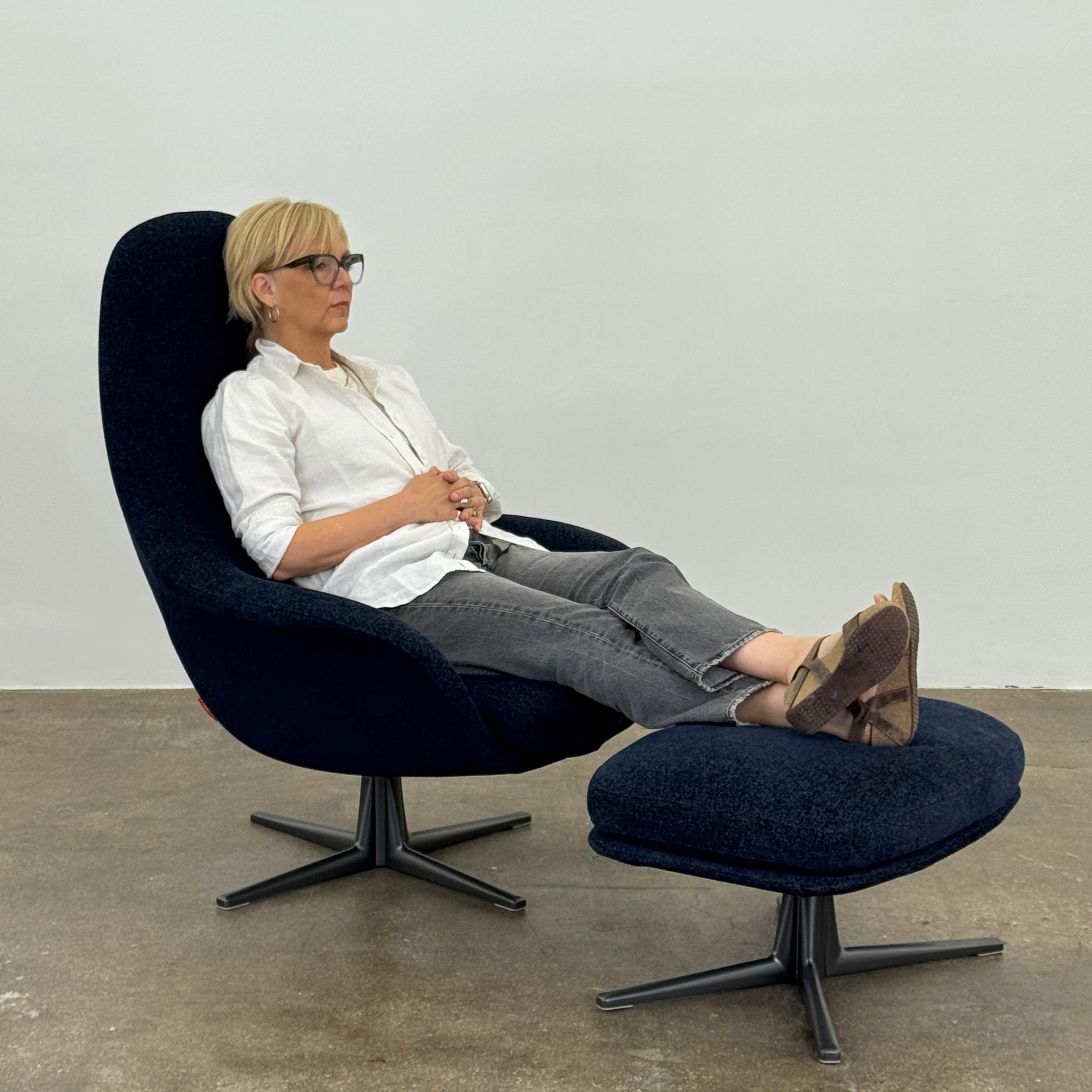 Fauteuil pivotant et pouf Poliform Marlon (2 housses disponibles)
