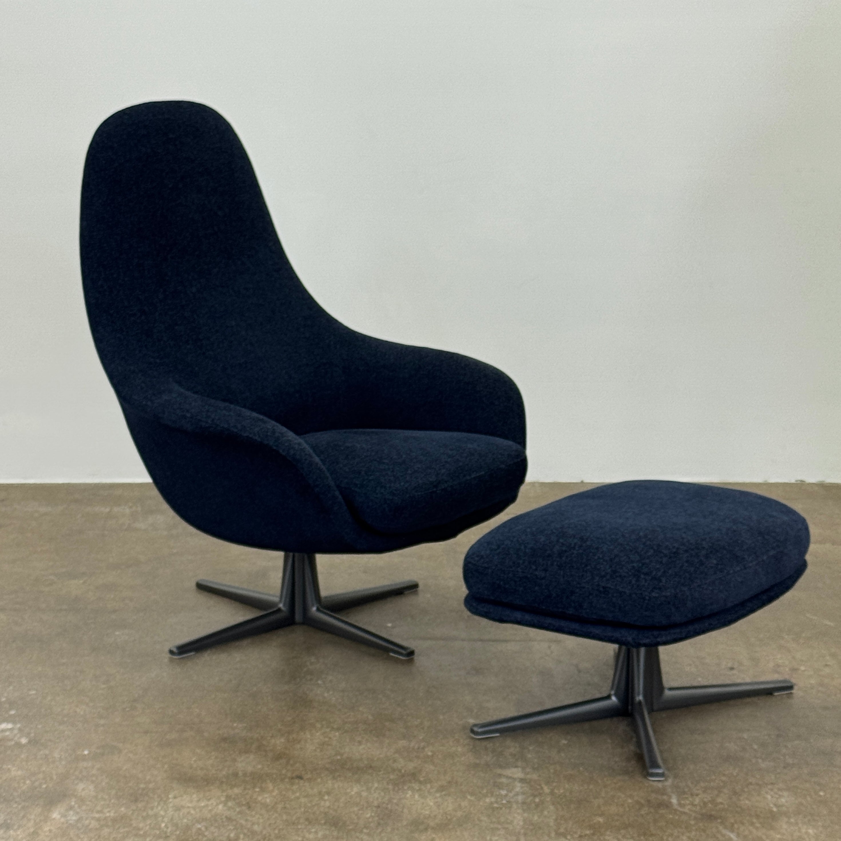 Fauteuil pivotant et pouf Poliform Marlon (2 housses disponibles)