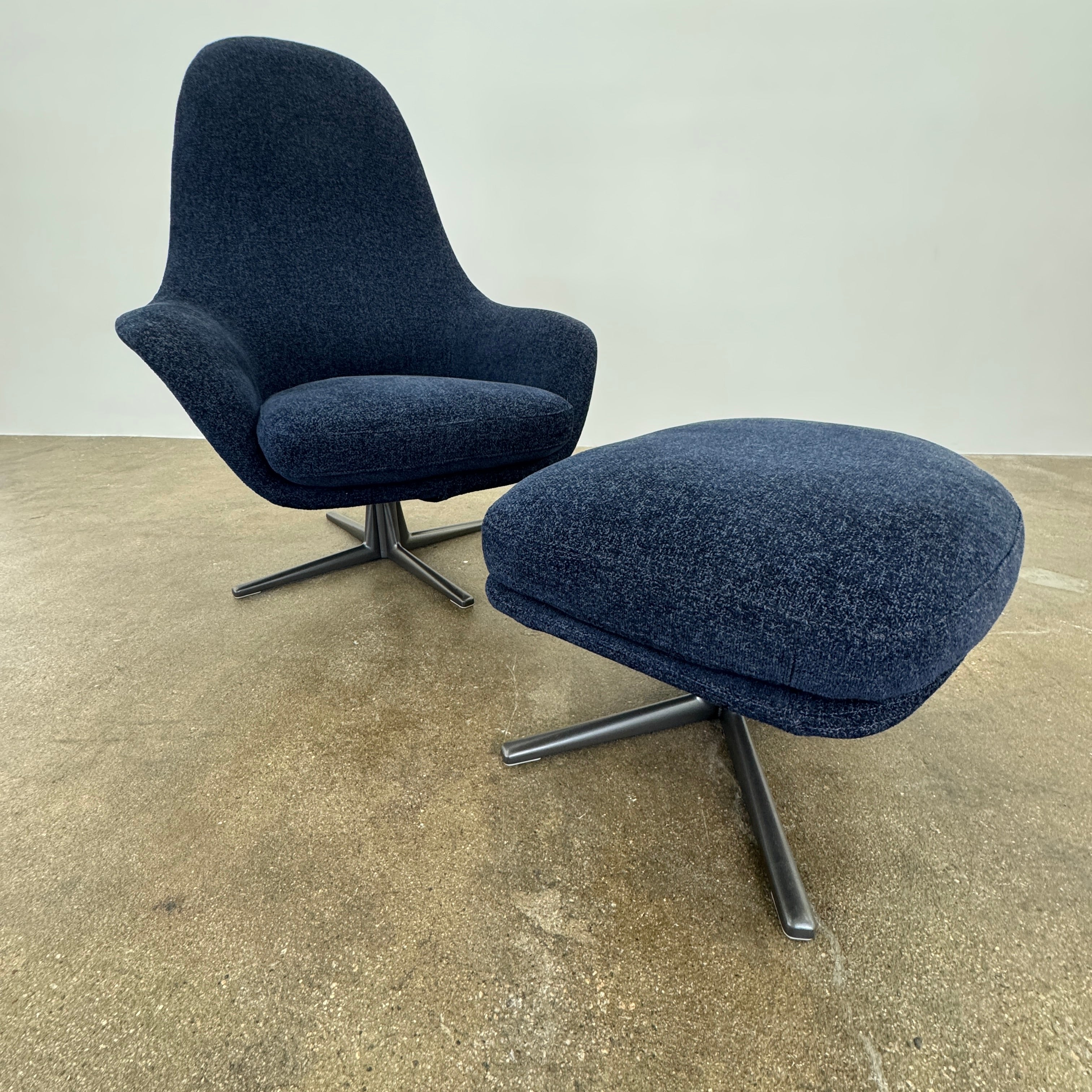 Fauteuil pivotant et pouf Poliform Marlon (2 housses disponibles)