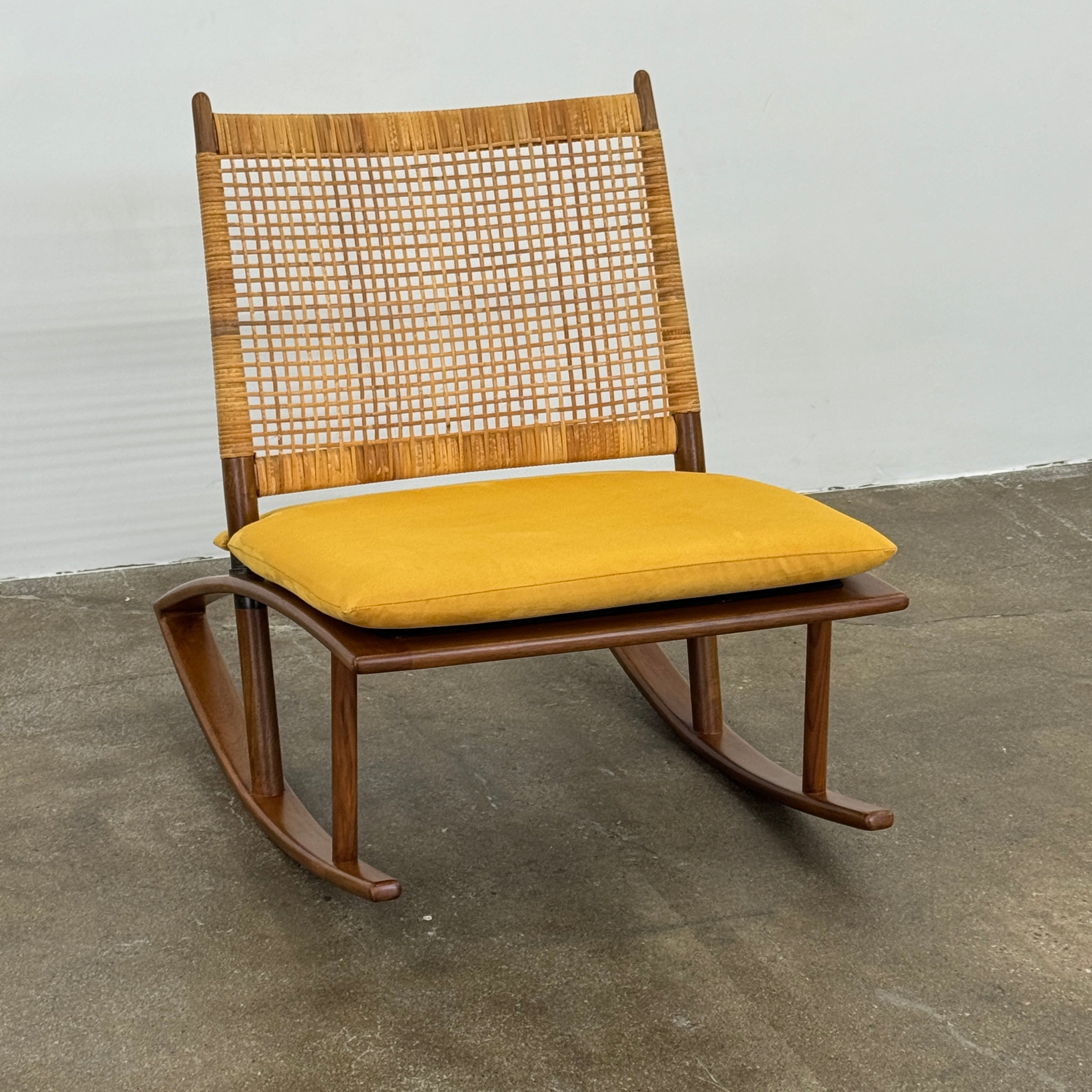 Fauteuil à bascule Mike Fair avec dossier en rotin