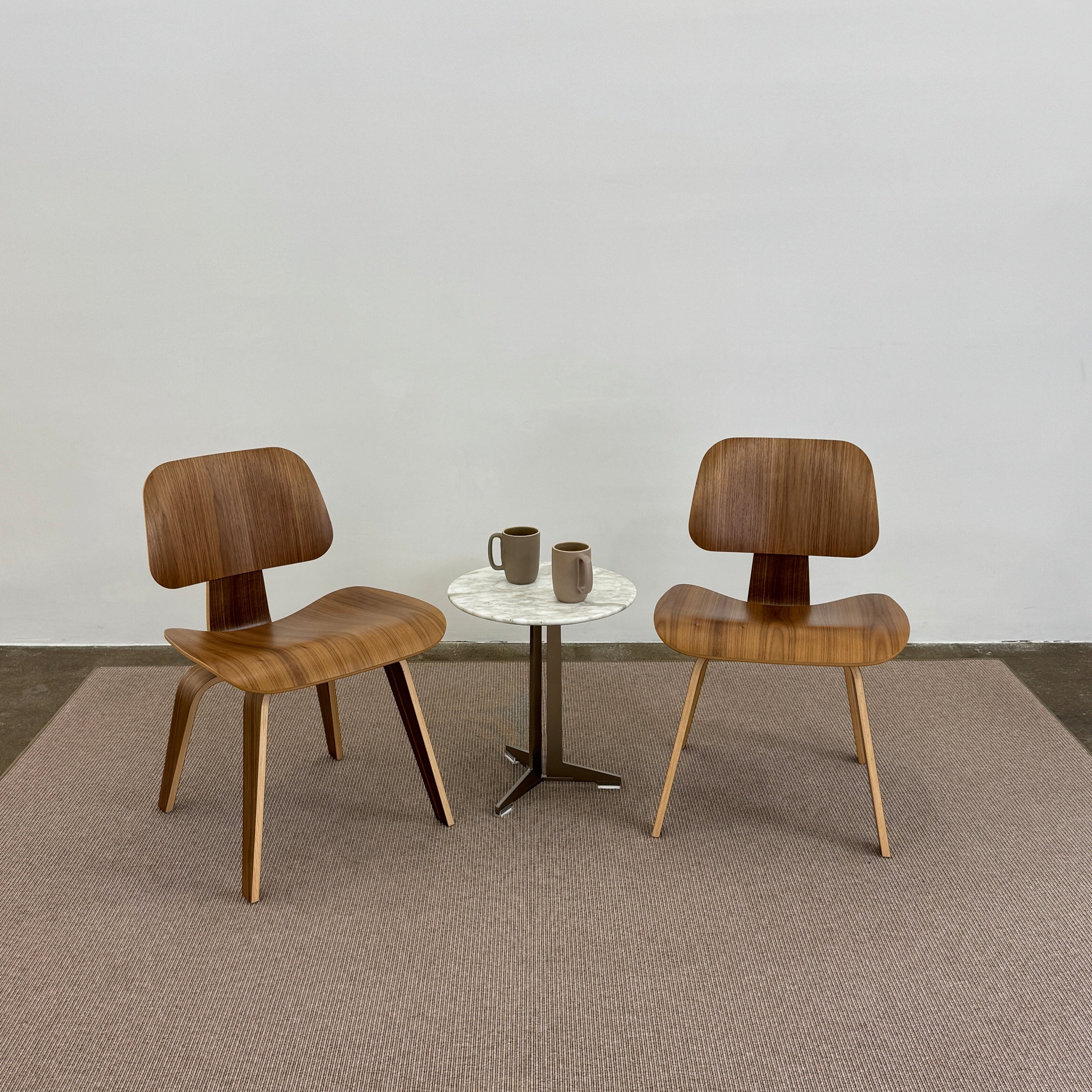 LOT de 2 chaises de salle à manger Eames en contreplaqué moulé avec base en bois (DCW)