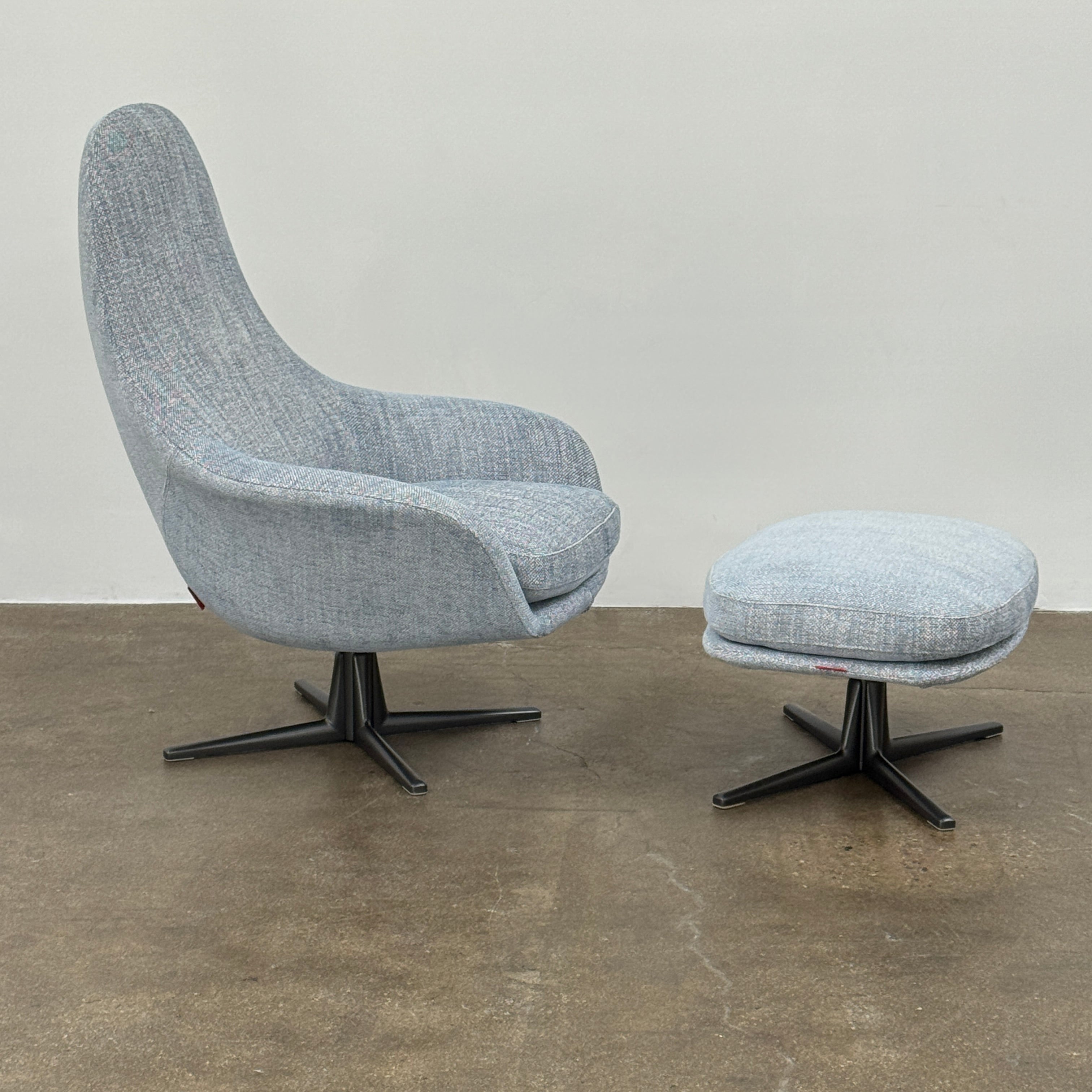 Fauteuil pivotant et pouf Poliform Marlon (2 housses disponibles)