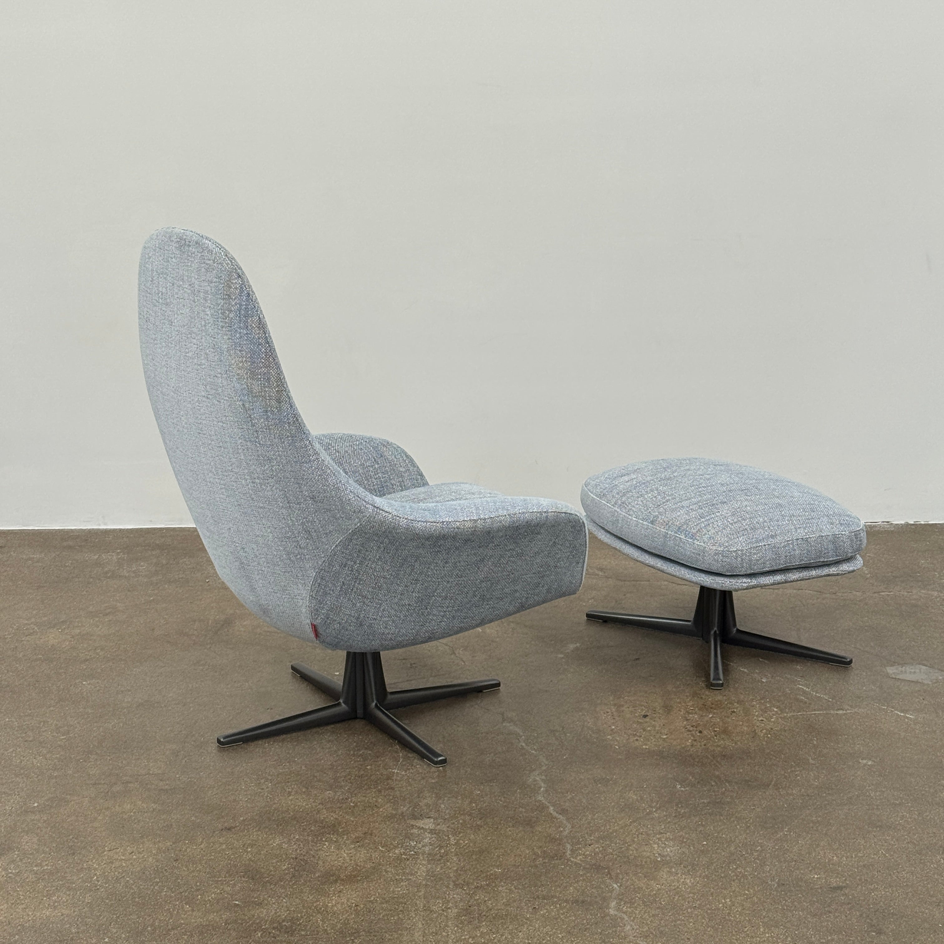 Fauteuil pivotant et pouf Poliform Marlon (2 housses disponibles)