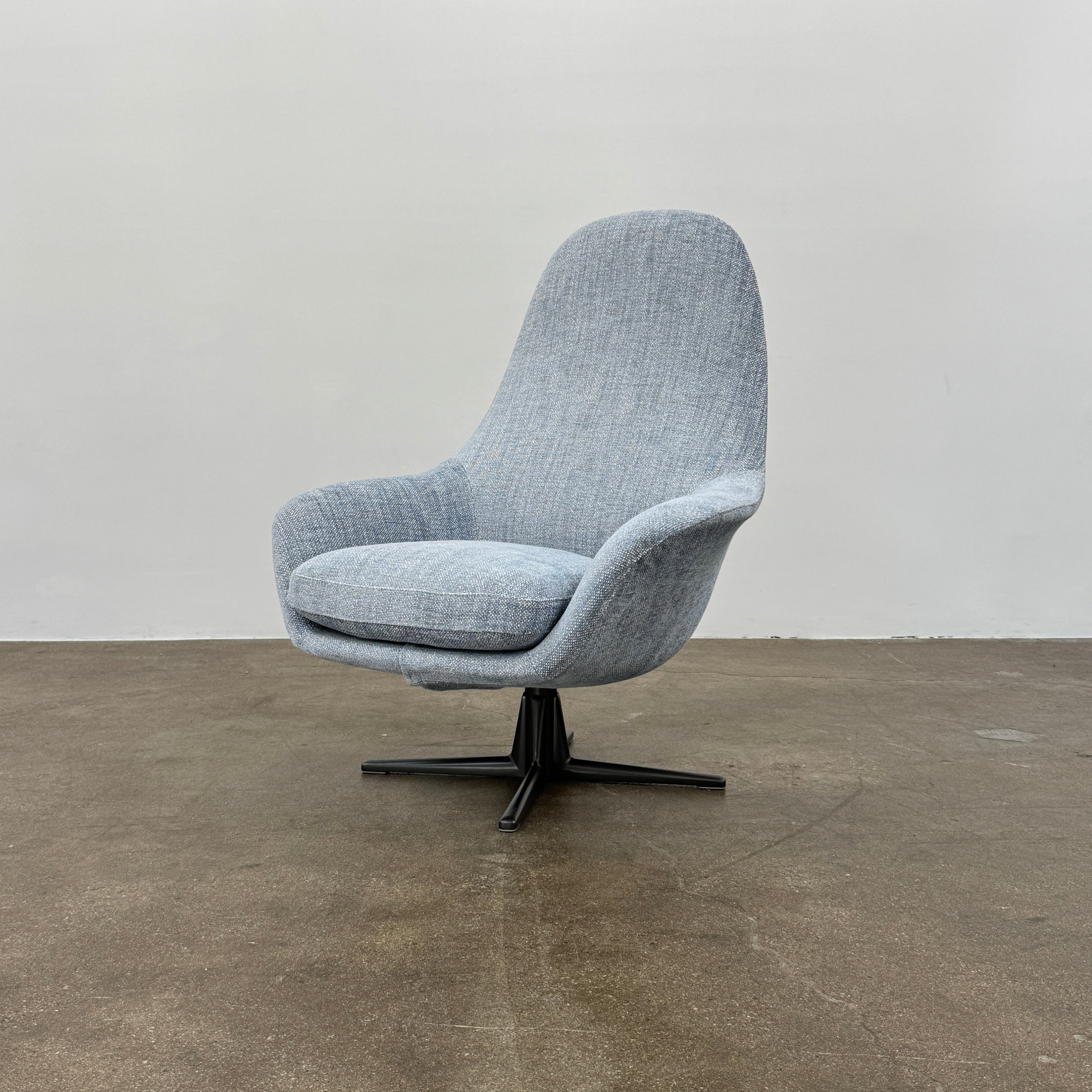 Fauteuil pivotant et pouf Poliform Marlon (2 housses disponibles)