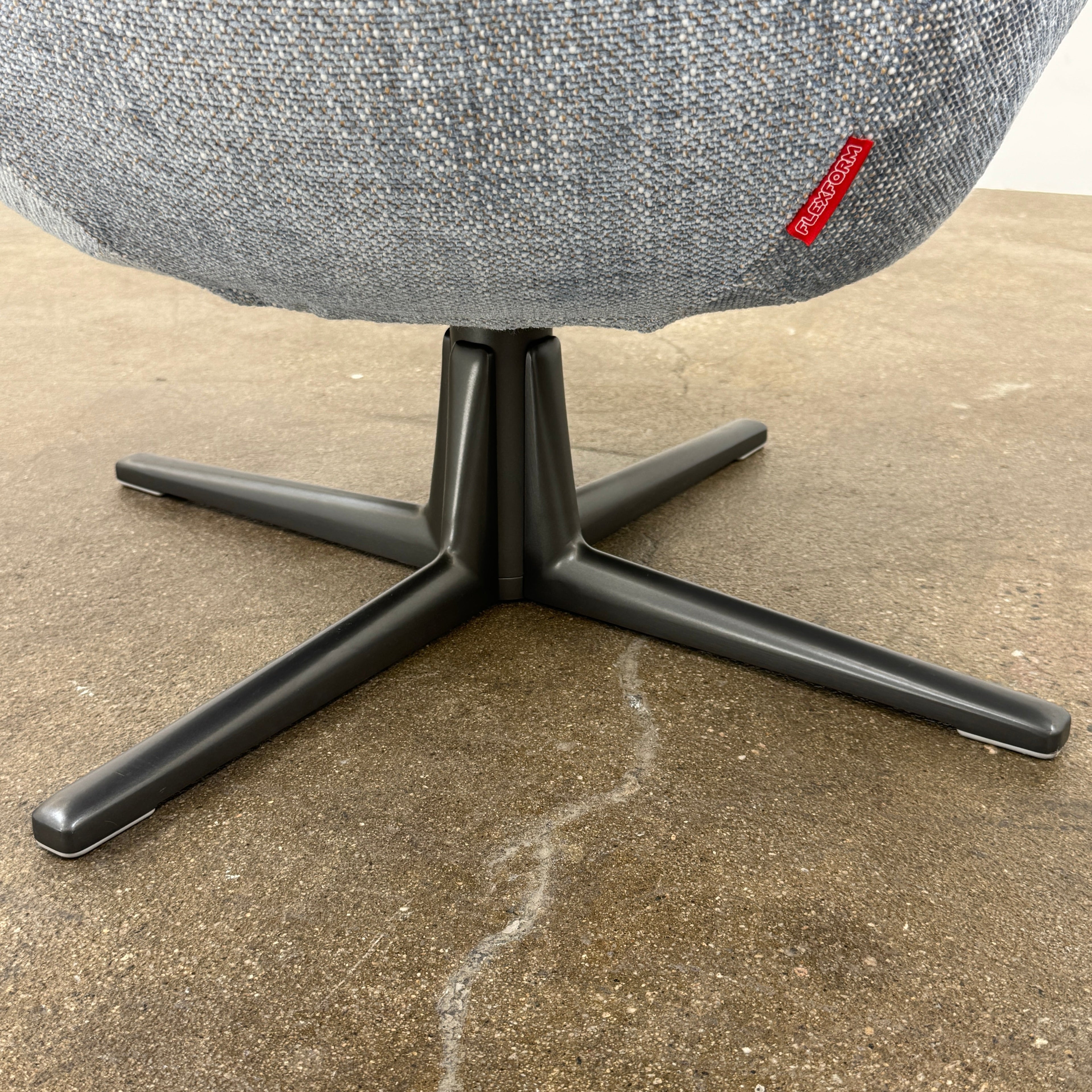 Fauteuil pivotant et pouf Poliform Marlon (2 housses disponibles)