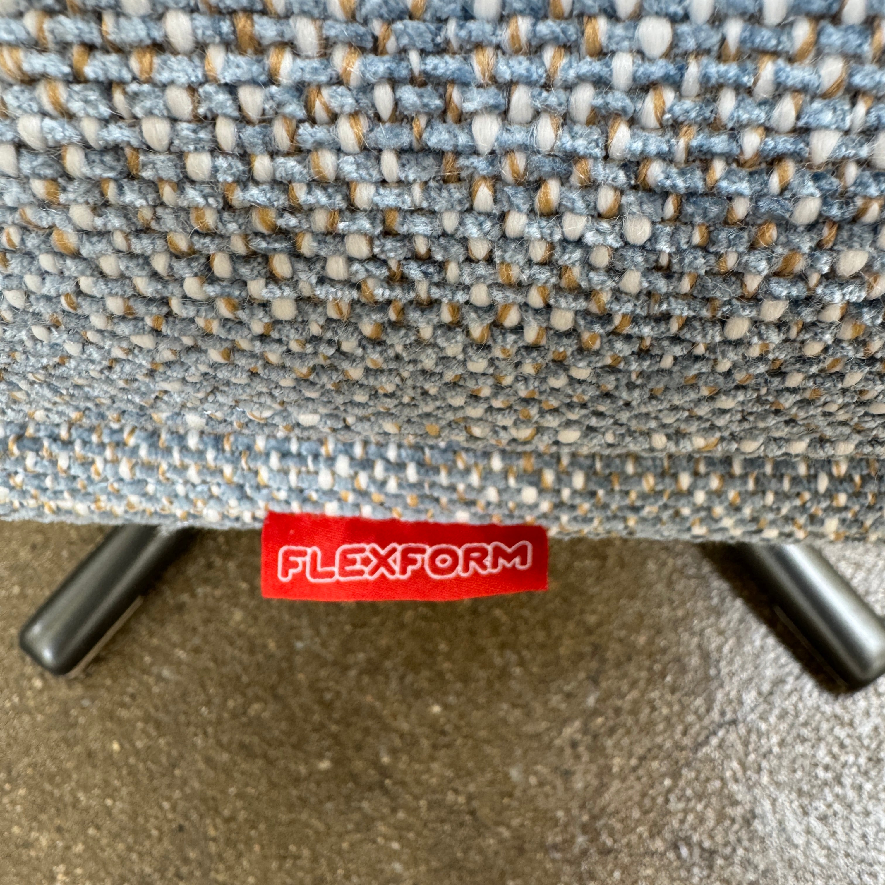 Fauteuil pivotant et pouf Poliform Marlon (2 housses disponibles)