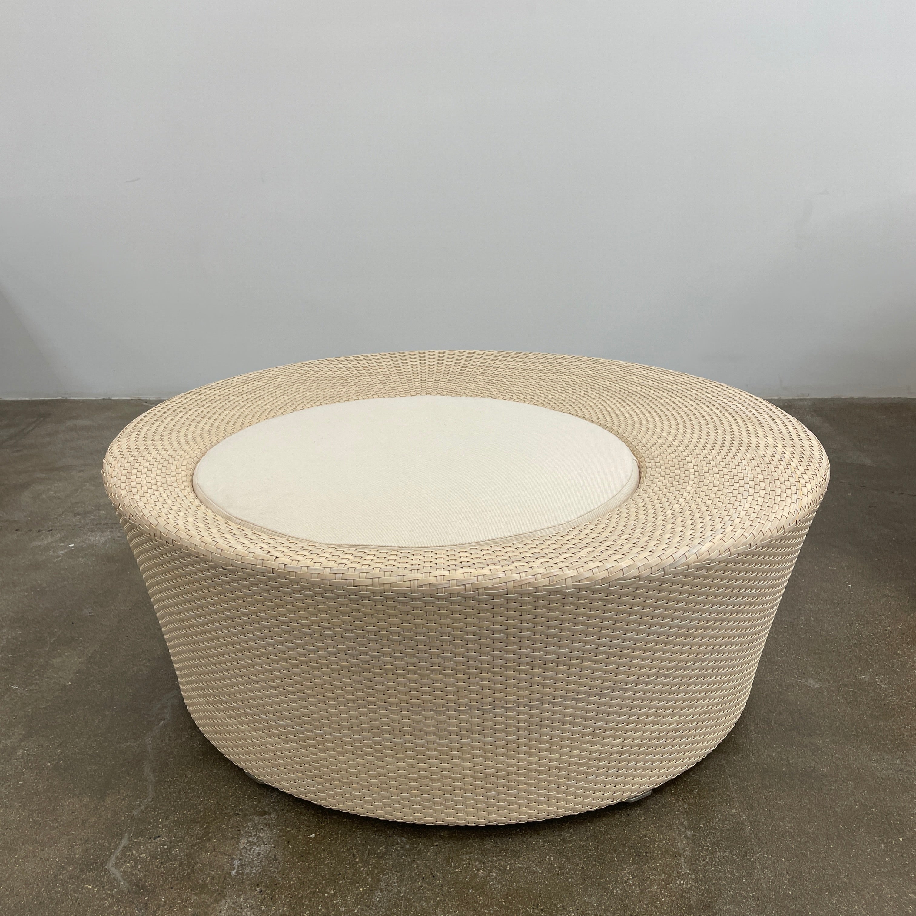 Ensemble de canapé pivotant Dedon Orbit avec baldaquin, pouf et table d'appoint