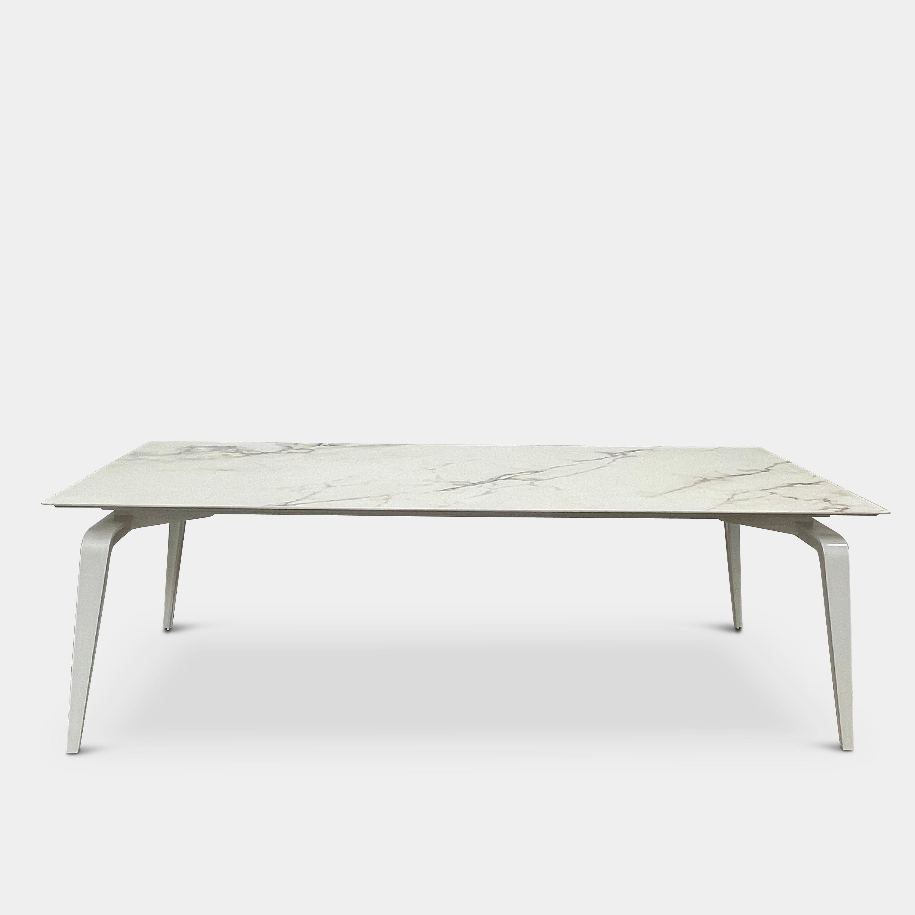 Table à manger Ligne Roset Odessa