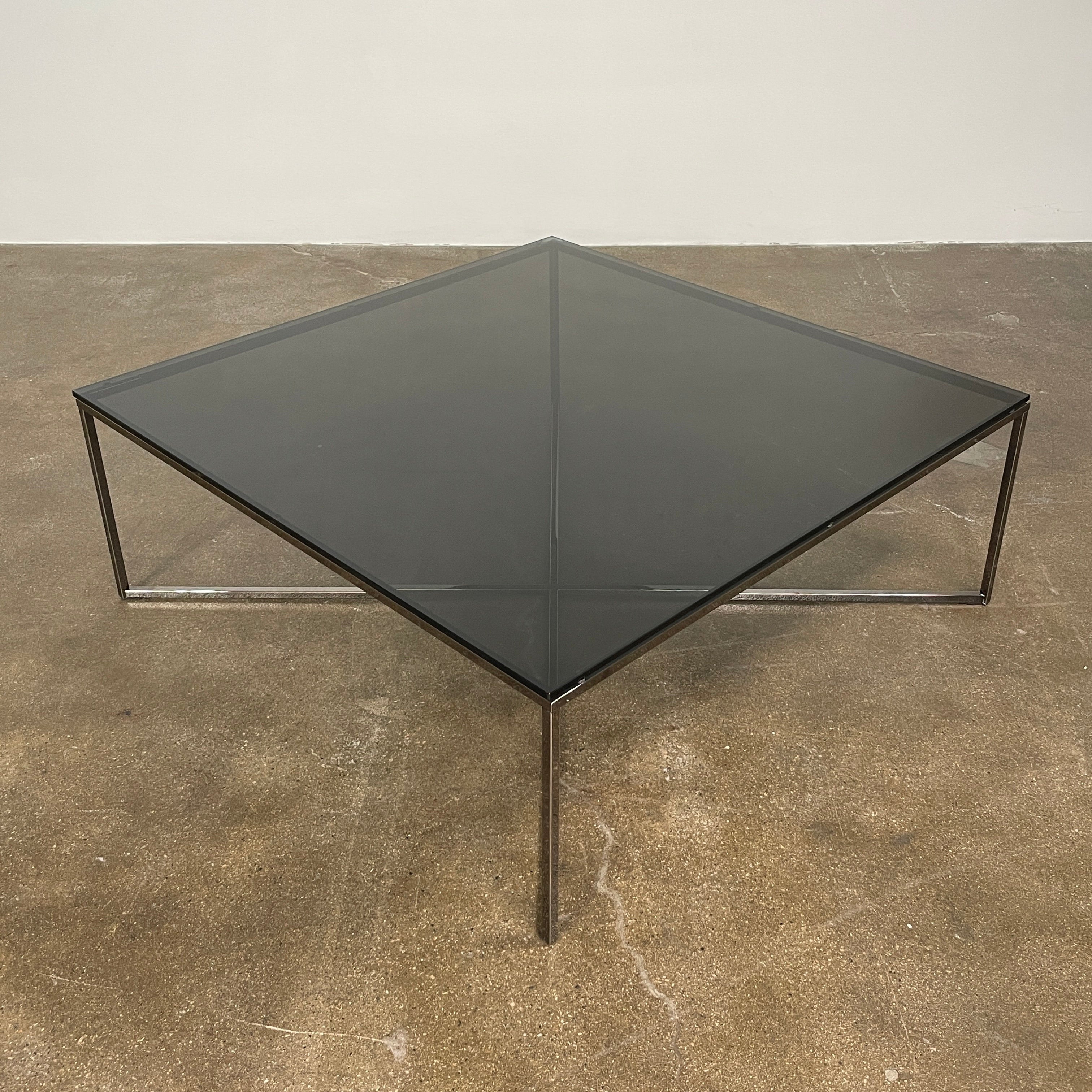 Table basse en verre fumé