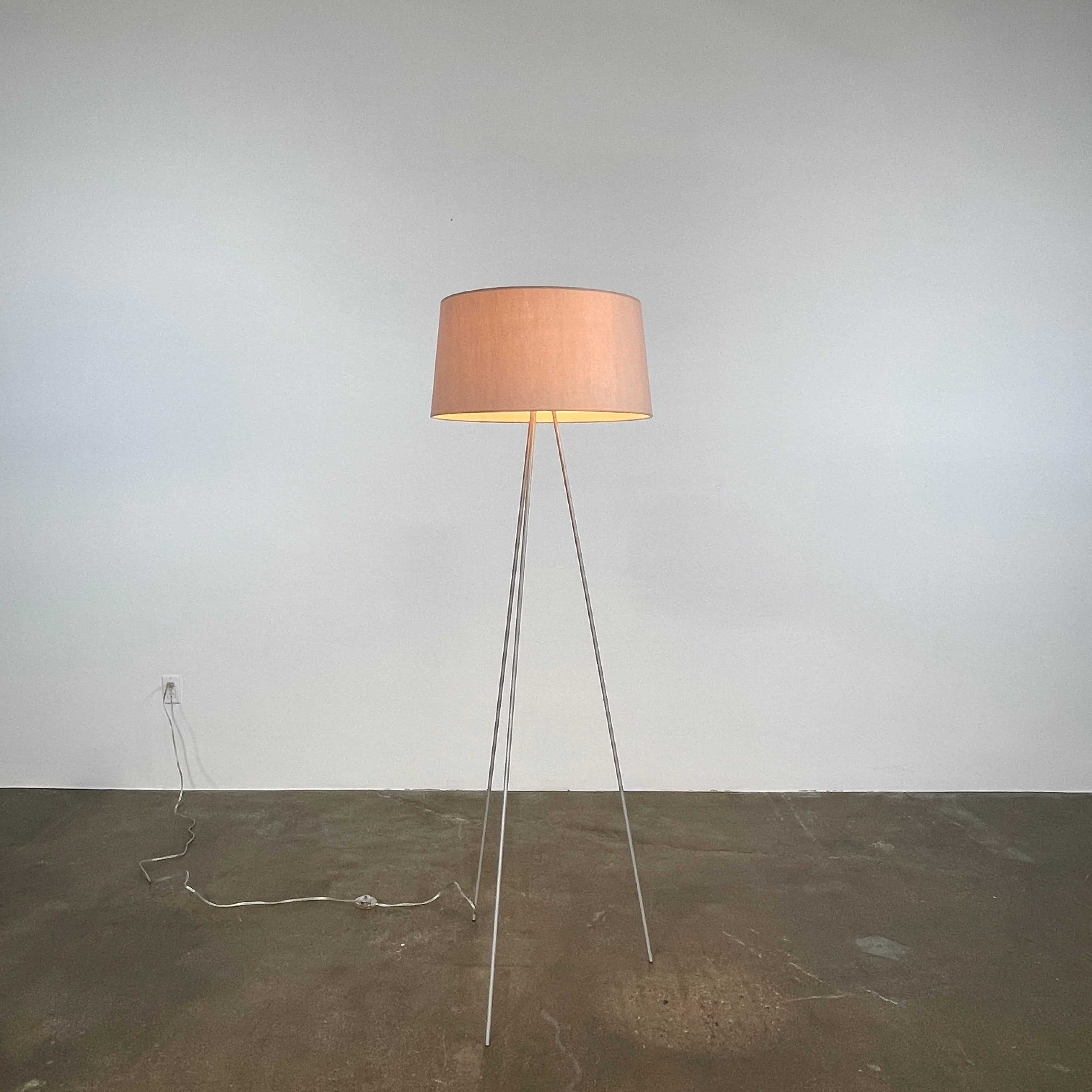 Lampadaire trépied DWR