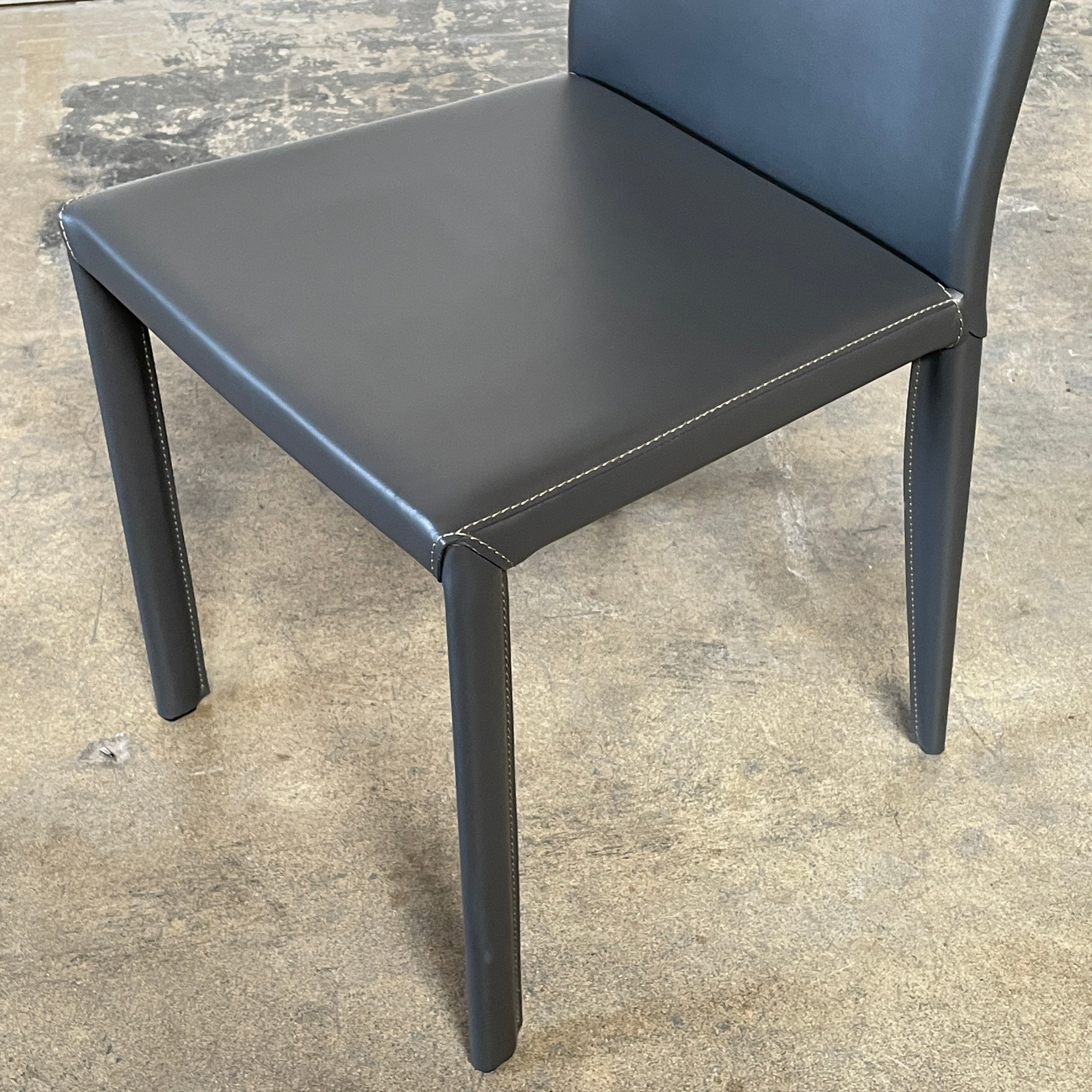 Ensemble de chaises de salle à manger Frag Bella en cuir gris foncé
