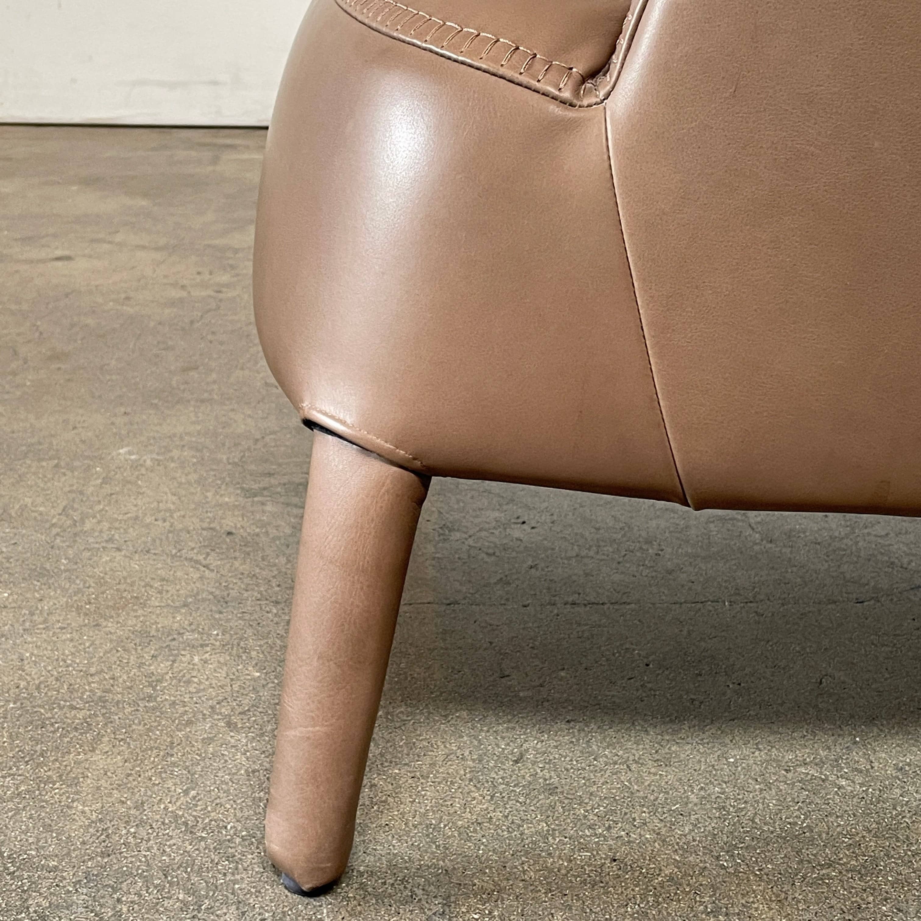 Fauteuil à dossier haut et pouf Maxalto Febo