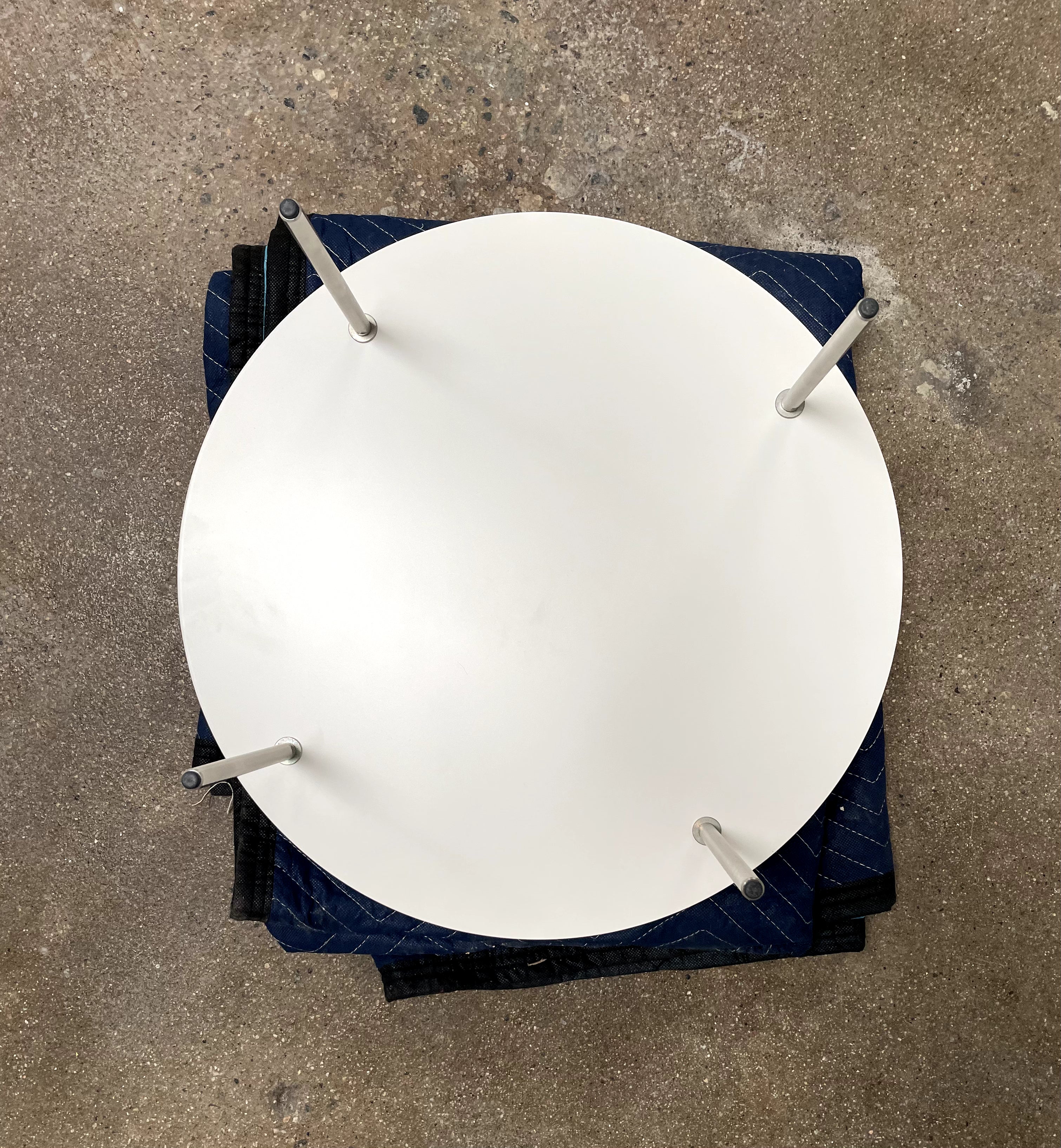 Table à aiguilles Ligne Roset laquée blanche