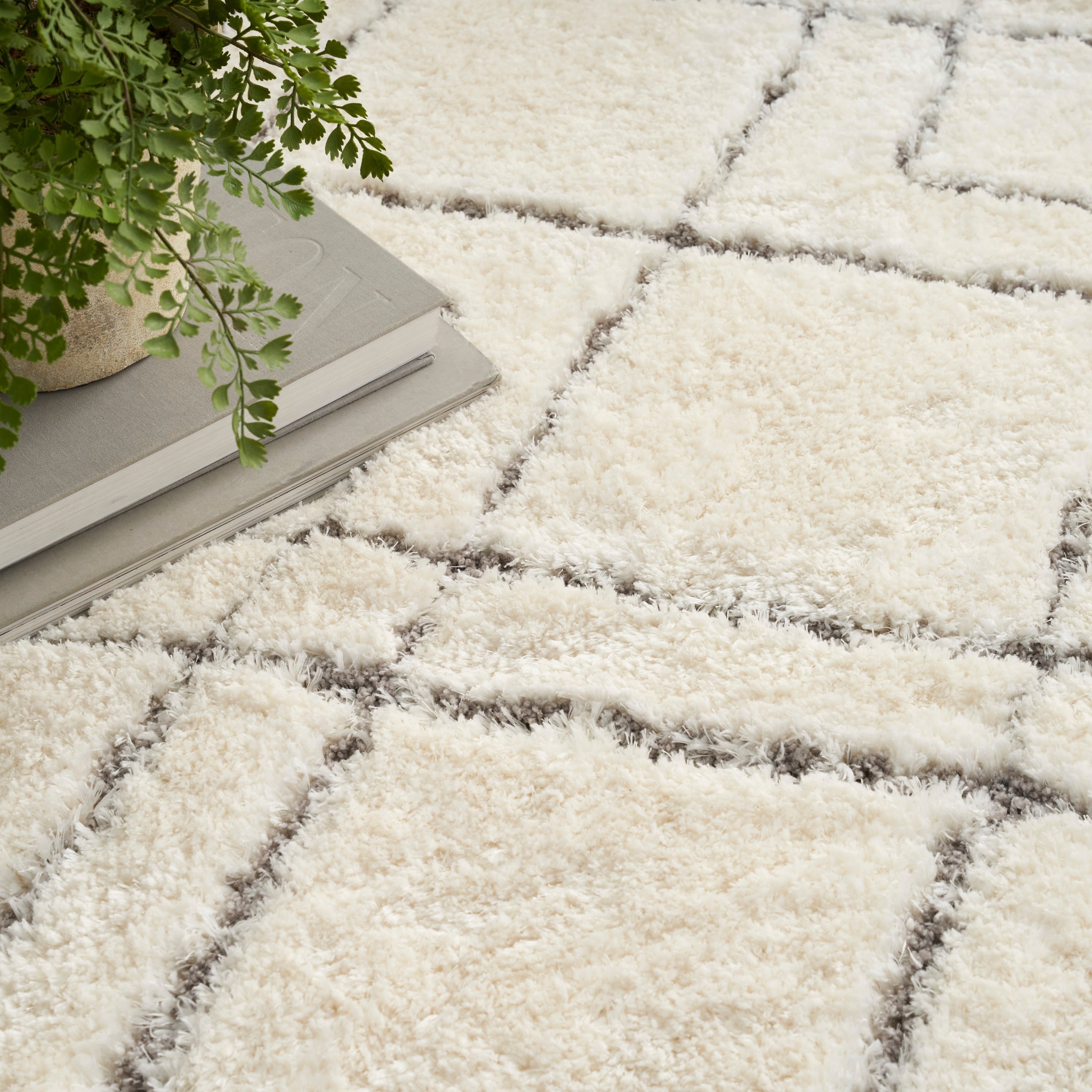 Tapis Nourison luxueux à poils longs et ultra moelleux, motif géométrique abstrait